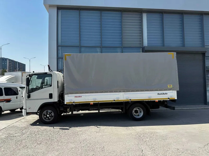 ISUZU NPR75K – Бортовой автомобиль с тентом 1