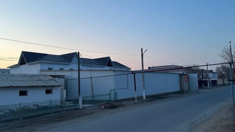 Нөкис қаласы орайлық базарға жақын жерде жайласқан имарат сатылады — фото 1