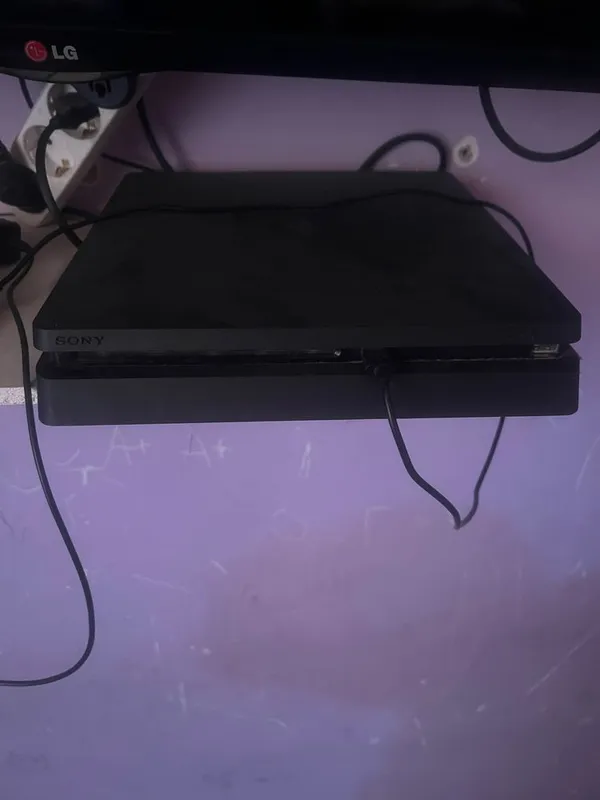 Продам playstation 4 slim