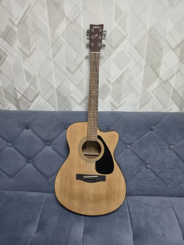 Акустическая гитара Yamaha 1