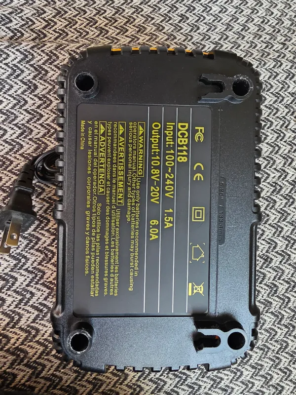 Dewalt akkumulyatori uchun tezkor zaryadlovchi. DSB 118, 6 A 2