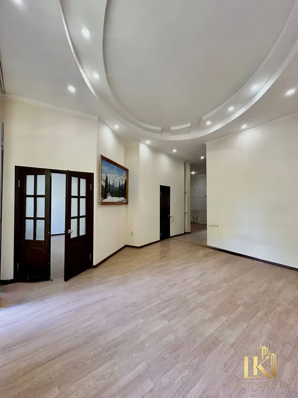 Продаётся 3-комнатная квартира, 80 м², 3/3, потолки 4 м, 2 балкона 2