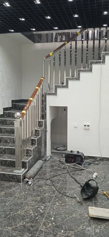 Zanglamaydigan po‘latdan panjaralar. Lek sanli va shisha soyabonlar. 4 Zanglamaydigan po‘latdan panjaralar. Lek sanli va shisha soyabonlar. 4