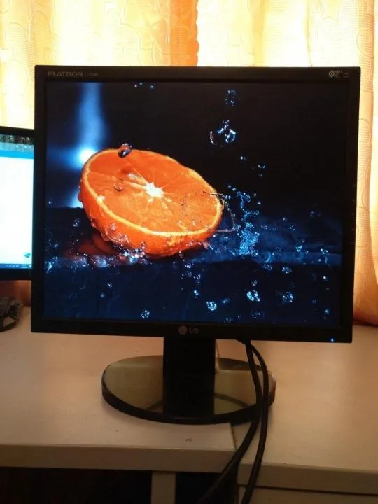 LG Flatron manitor rangi qora