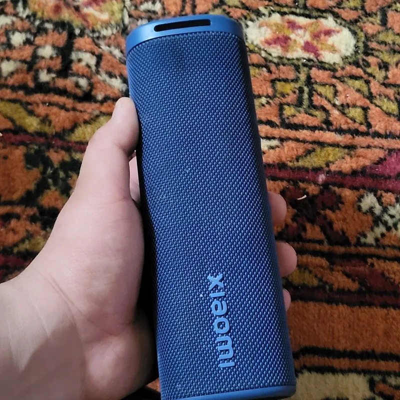 Портативный колонки Xiaomi Sound Outdoor в синем цвете.
