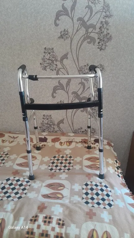 Oddiy nogironlar aravachasi. Buklanadigan yurish moslamasi. Uch oyoqli hassa. 6 Oddiy nogironlar aravachasi. Buklanadigan yurish moslamasi. Uch oyoqli hassa. 6