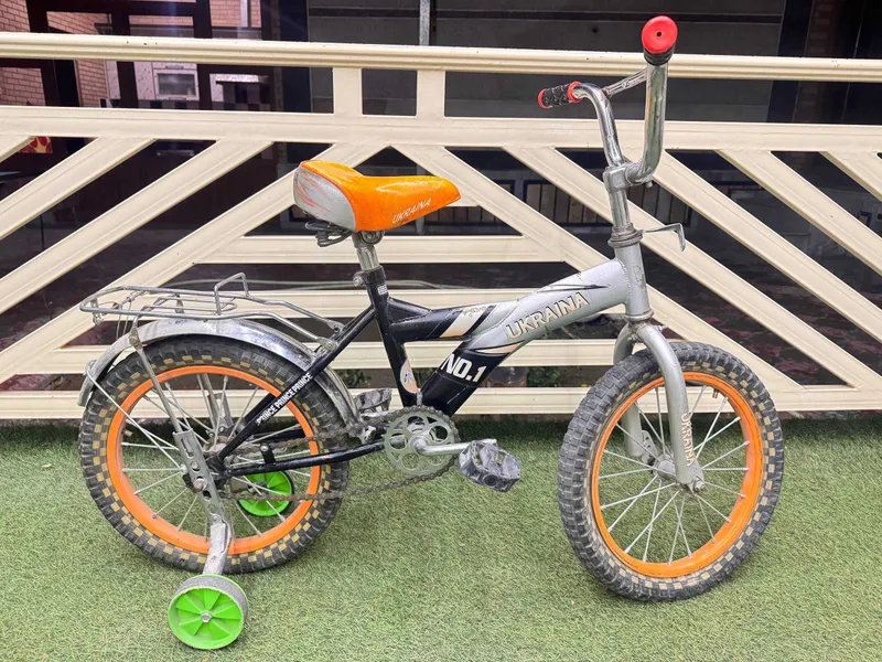 Ukraina brendi ostidagi BMX uslubidagi velosipeddir. Ukraina brendi ostidagi BMX uslubidagi velosipeddir.