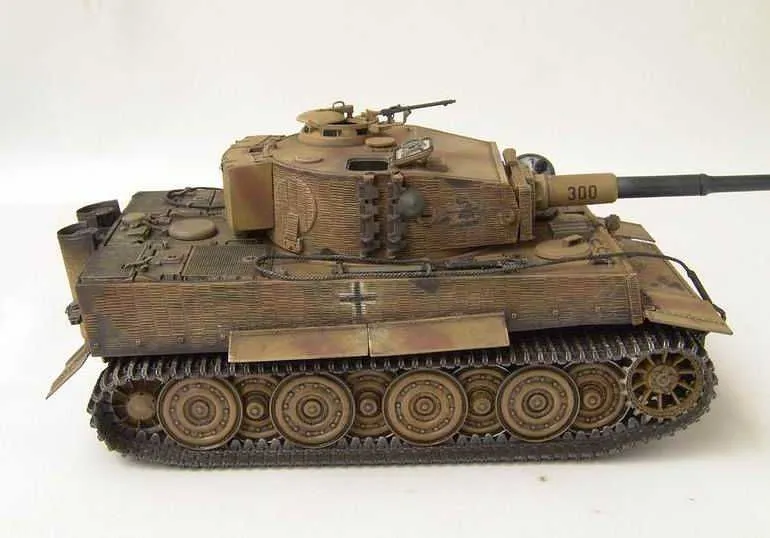 Сборная модель немецкого танка Т-VI TIGER 1 ausf E с циммеритом 1:35 — фото 2