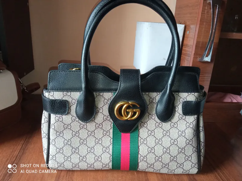 Gucci naqshli sumka
