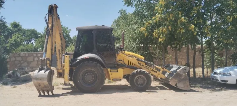 JCB New Holland B90B 1 JCB New Holland B90B 1