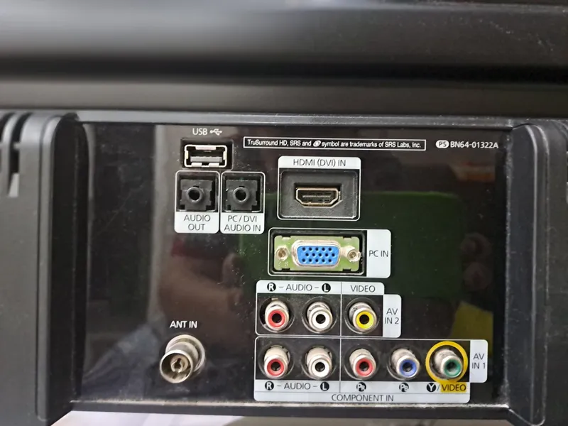 Срочно продаётся телевизор SAMSUNG , тюнер HD-757 и Приставка 4K ULTRA — фото 3