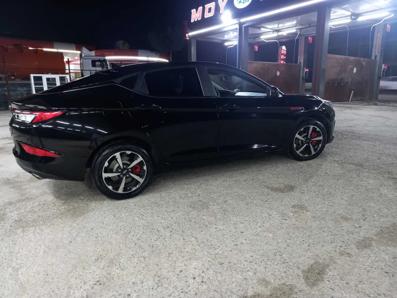 Avtomobil jac j7