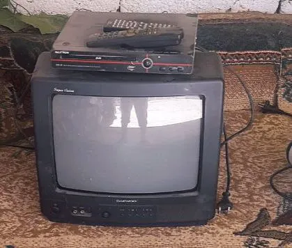 телевизор DAEWOO и DVD приставка.