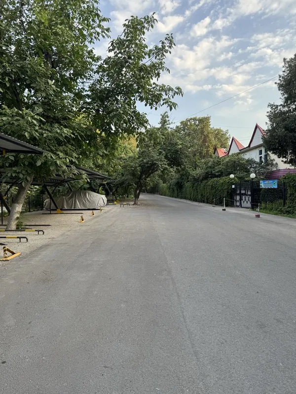 Сдам в аренду парковочное место под навесом в центре Ташкента — фото 1 Сдам в аренду парковочное место под навесом в центре Ташкента — фото 1