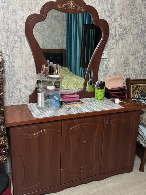Продаются шкаф, диван, тумбочка, длина 3 м, состояние хорошее 2 Продаются шкаф, диван, тумбочка, длина 3 м, состояние хорошее 2