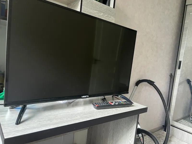 VESTA 32”. Как новый, Smart TV — фото 1