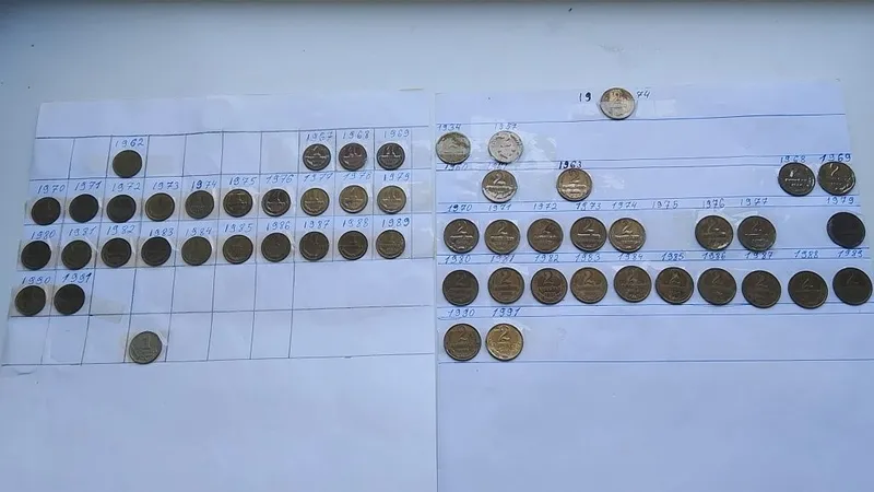 Продам не полную коллекцию монет значков и рублей разных видов и годов