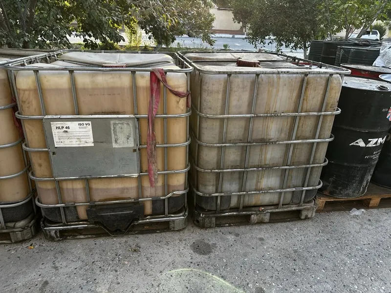 Bochka 1 t kubik 200 L temir ogʻzi ochiq moydan boʻshagan butun xolada 1 Bochka 1 t kubik 200 L temir ogʻzi ochiq moydan boʻshagan butun xolada 1