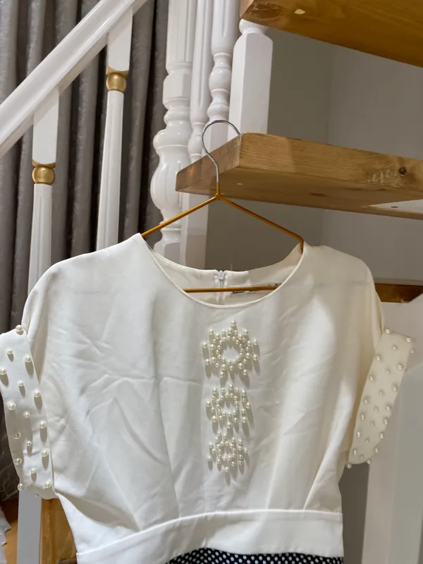 Платье в горошек и верх с жемчугом — фото 2