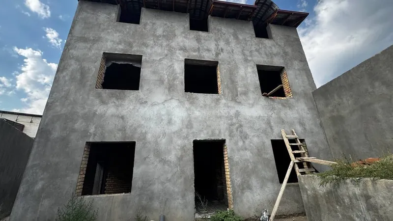 Коробка 3-этажного дома 200 м² на 2,5 сотках в Янги Сергели — фото 2 Коробка 3-этажного дома 200 м² на 2,5 сотках в Янги Сергели — фото 2