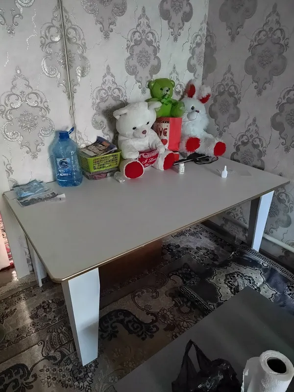 Стол сотилади янги угалуг девн кресло олдида журналнигам мосланган 1