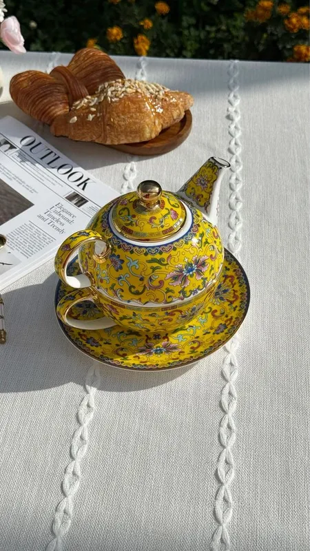 Фарфоровый чайный набор на одну персону.