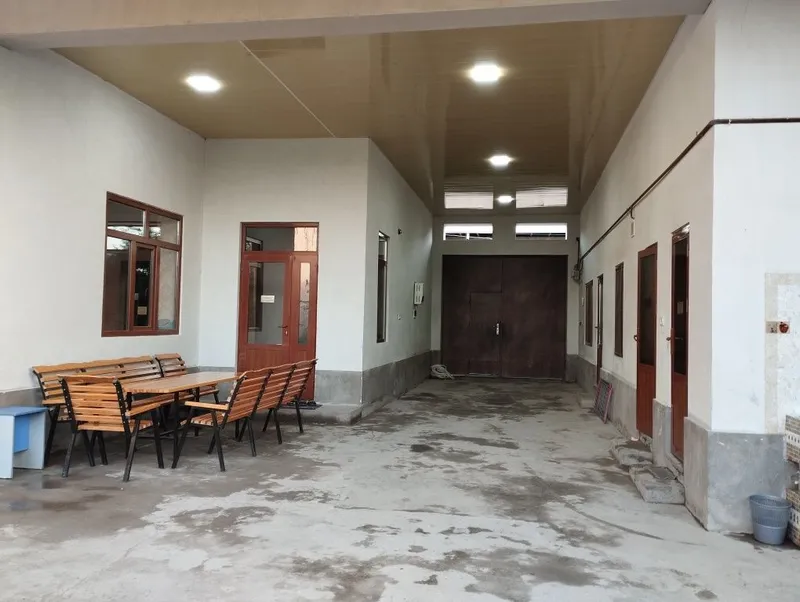 Uchastka 6 sotx 4 ta hona yengi toshmi postidan 6 km kirganda Parsez