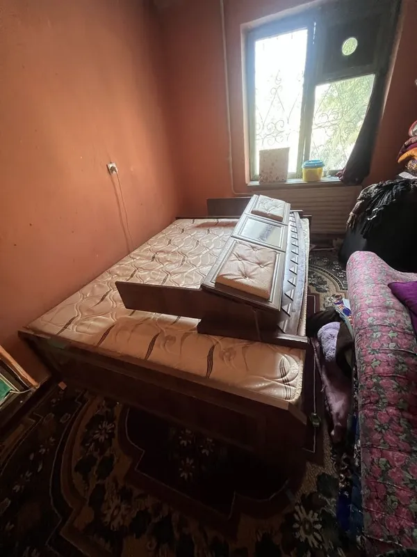 Divan bilan servant sotiladi
