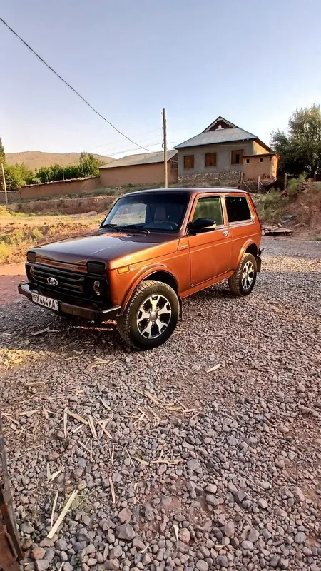 Niva 2121 ideal holatda sotuvda naxtga kelishiladi