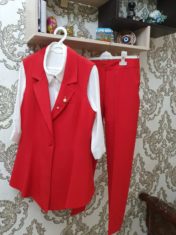 брючный костюм и белая рубашка 1 брючный костюм и белая рубашка 1