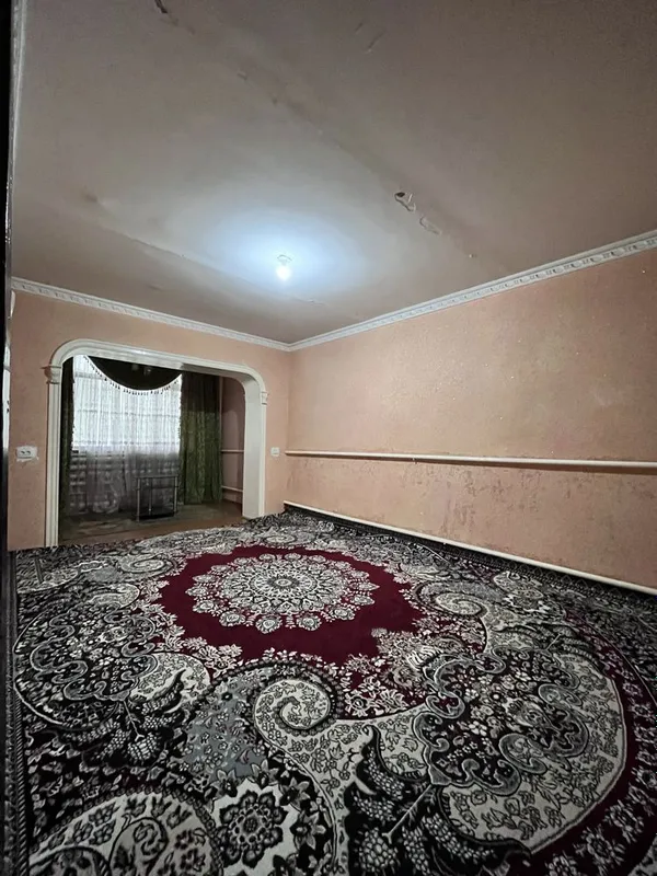 Гулистон шахар Водник пишган гиштдан курилган 2-этажда 3 хонали кв