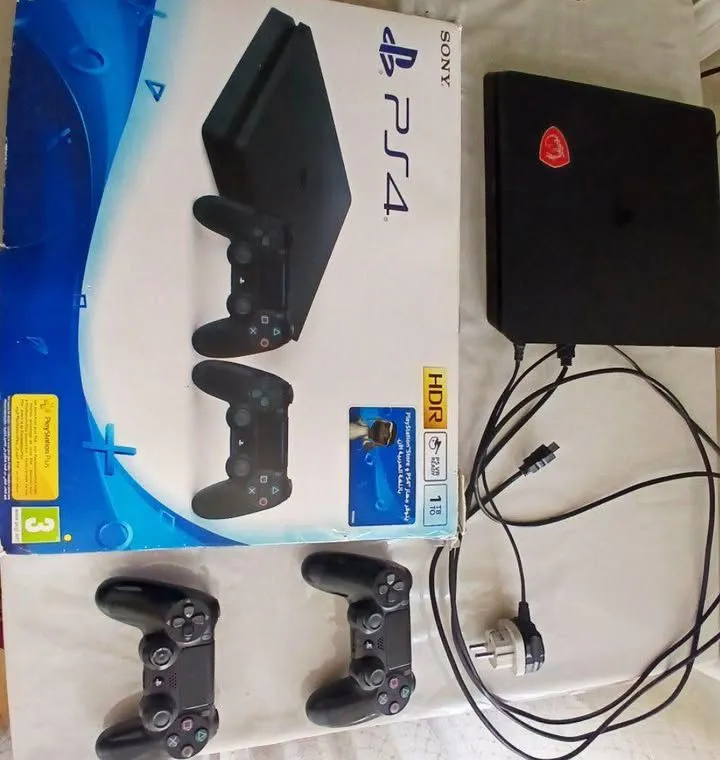 Play station 4 slim 1 Play station 4 slim 1