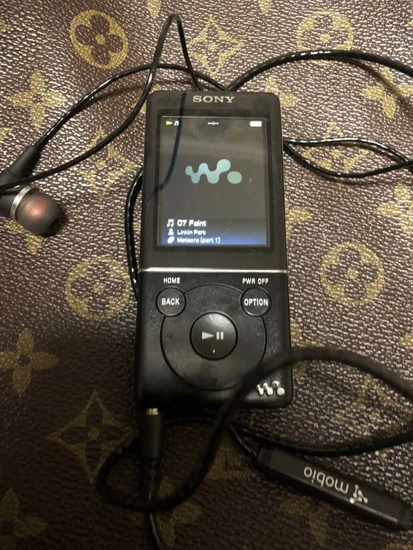 Assalom alekum Mp4 Player Sotiladi Original Sony Walkman