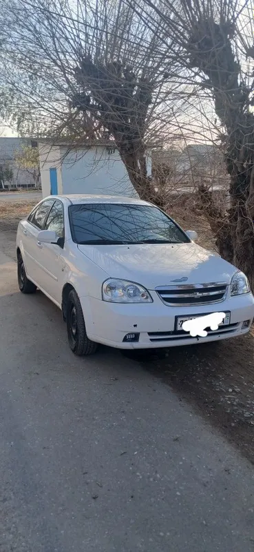 Lasetti sotiladi 2010 yil 330 ming yurgan kirila kapotda kiraska bor