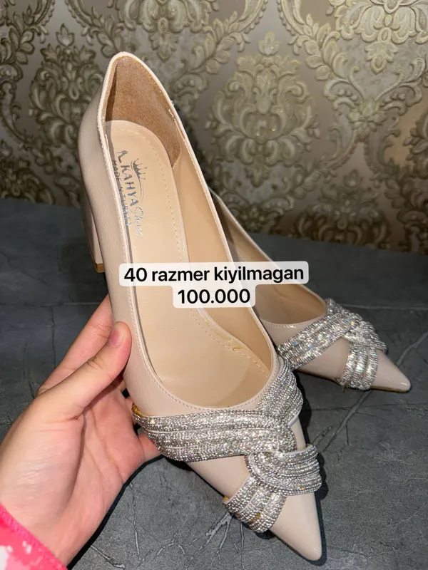 Kiyilmagan oyoq kiyimlar sotiladi