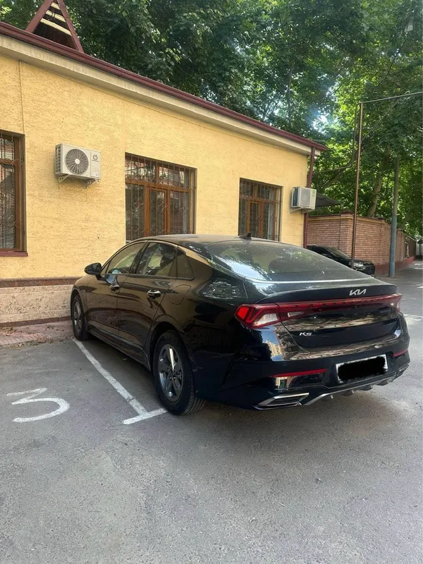 Kia K5 moshinasi sotiladi.