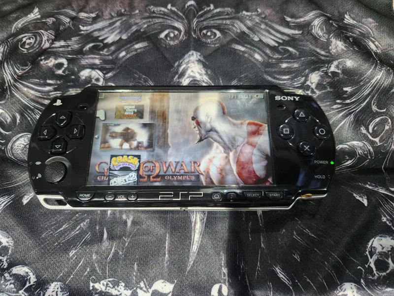 PSP 2003 в хорошем состоянии с новым аккумулятором