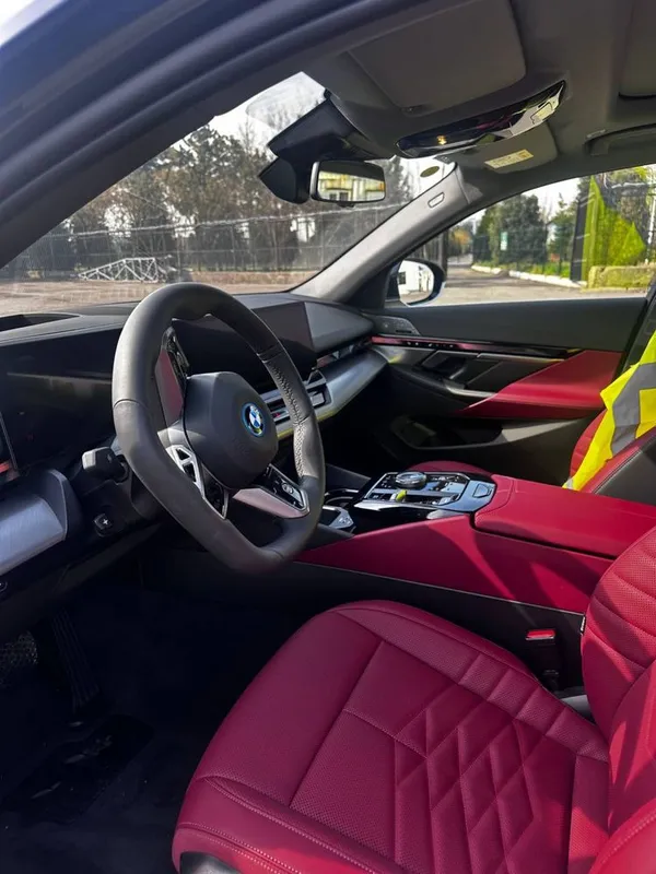 BMW i5 40L 2025 yil M-Sport — фото 3