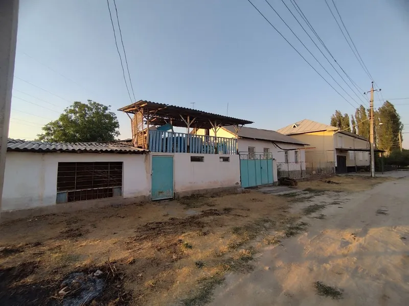 Продаётся Дом в центре Янгибазара.
