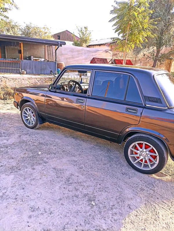 Lada 2107 sotiladi