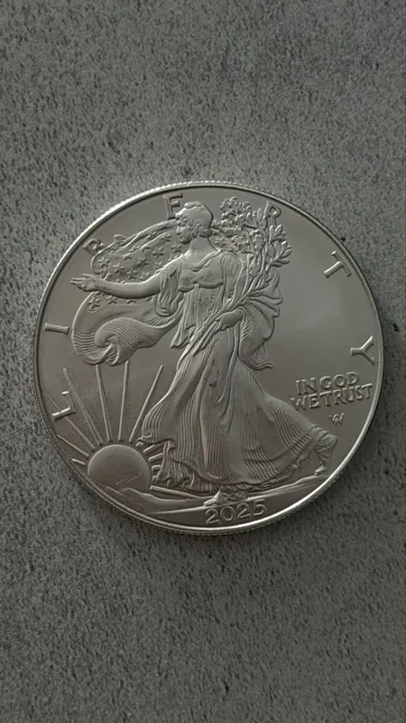 Сердрянный доллар США