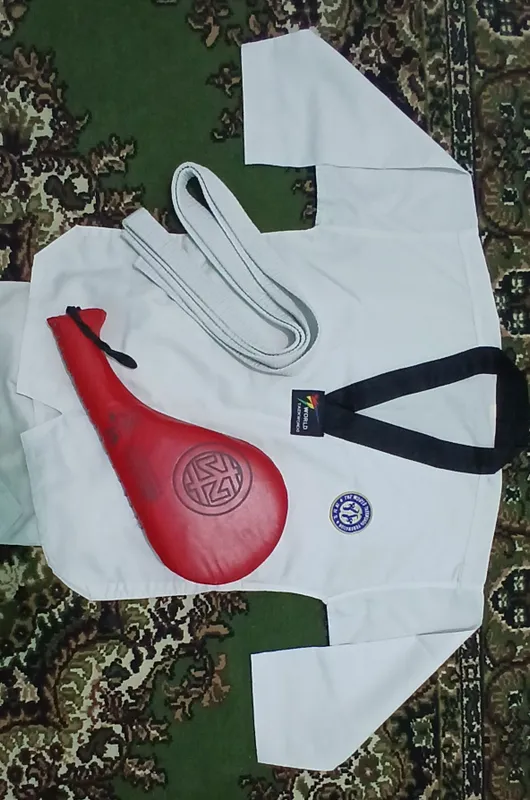 Taekwondo uchun forma va lapa. 2 Taekwondo uchun forma va lapa. 2