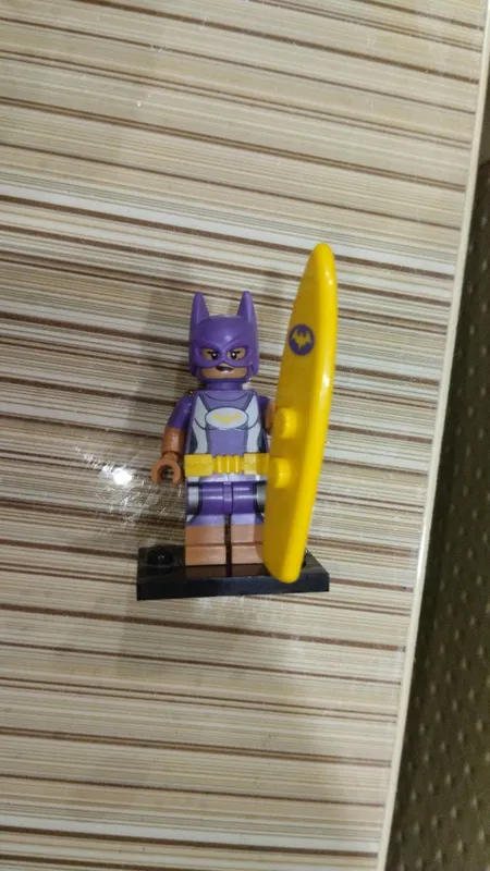 Коллекционная LEGO минифигурка Batgirl (Бэтгерл) с аксессуаром — фото 1