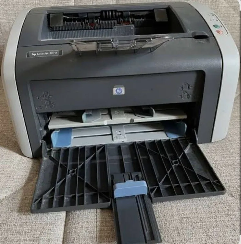 LaserJet HP 1010 ishlab turgan printer