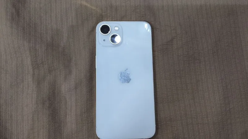 Iphone 13 white 3