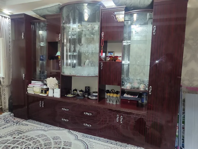 Shoshilinch devor shkafi sotiladi 3