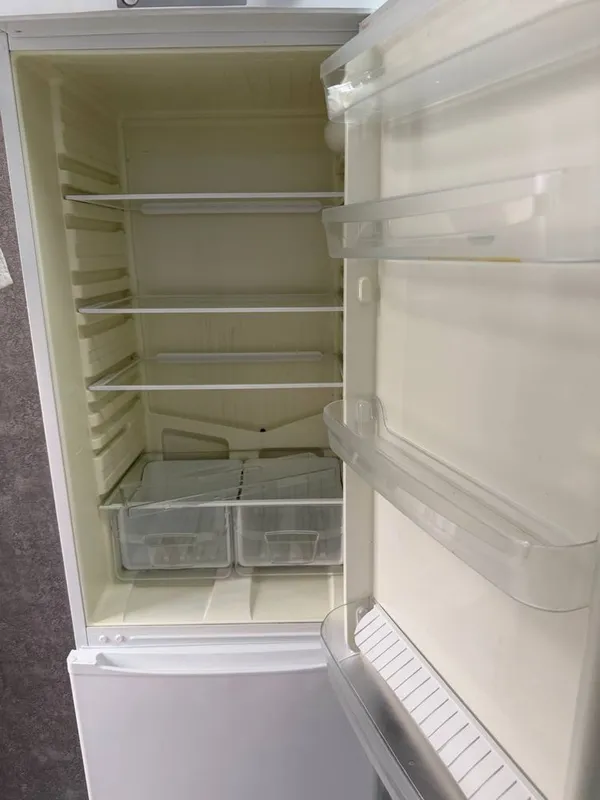 Продаеться холодильник indesit ES 18 4