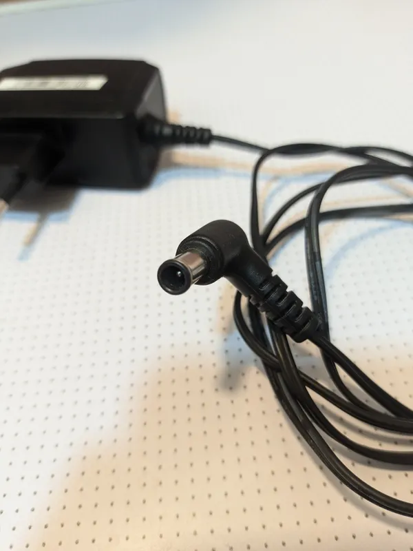 LG 19V 0.84A quvvat manbai adapteri. Adapter. 3
