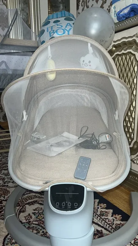 Bu rasmda chaqaloqlar uchun elektron belanchak (baby swing)