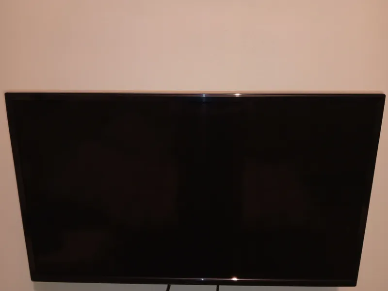 Televizor Smart Emas usta ko'rmagan ekrani tinniq — фото 1